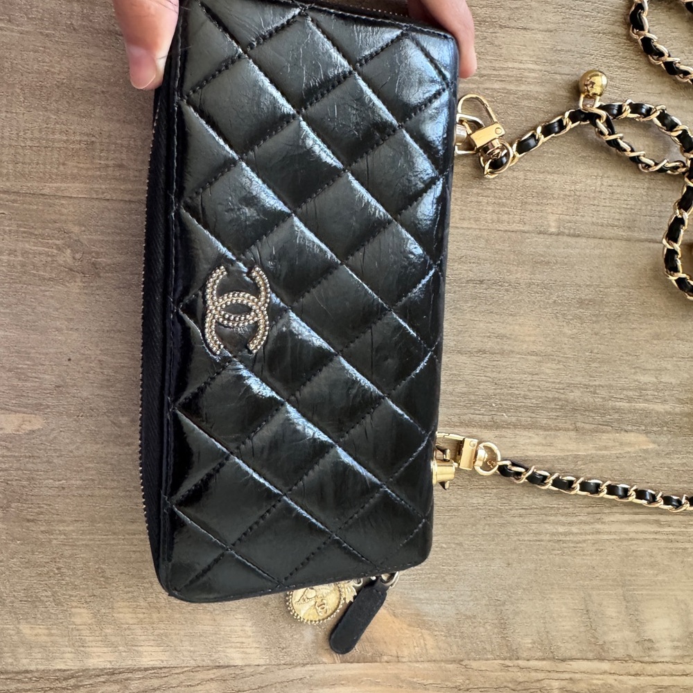 CHANEL Black Quilted Lambskin Crossbody Bag with Gold Chain - Picture 4 of 10